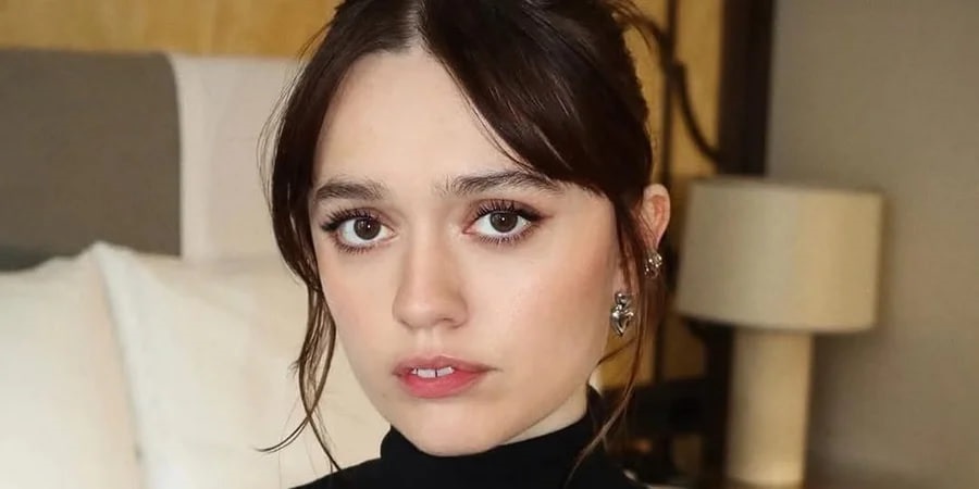 Акторка Еймі Лу Вуд відповіла SNL на глузування з її зубів