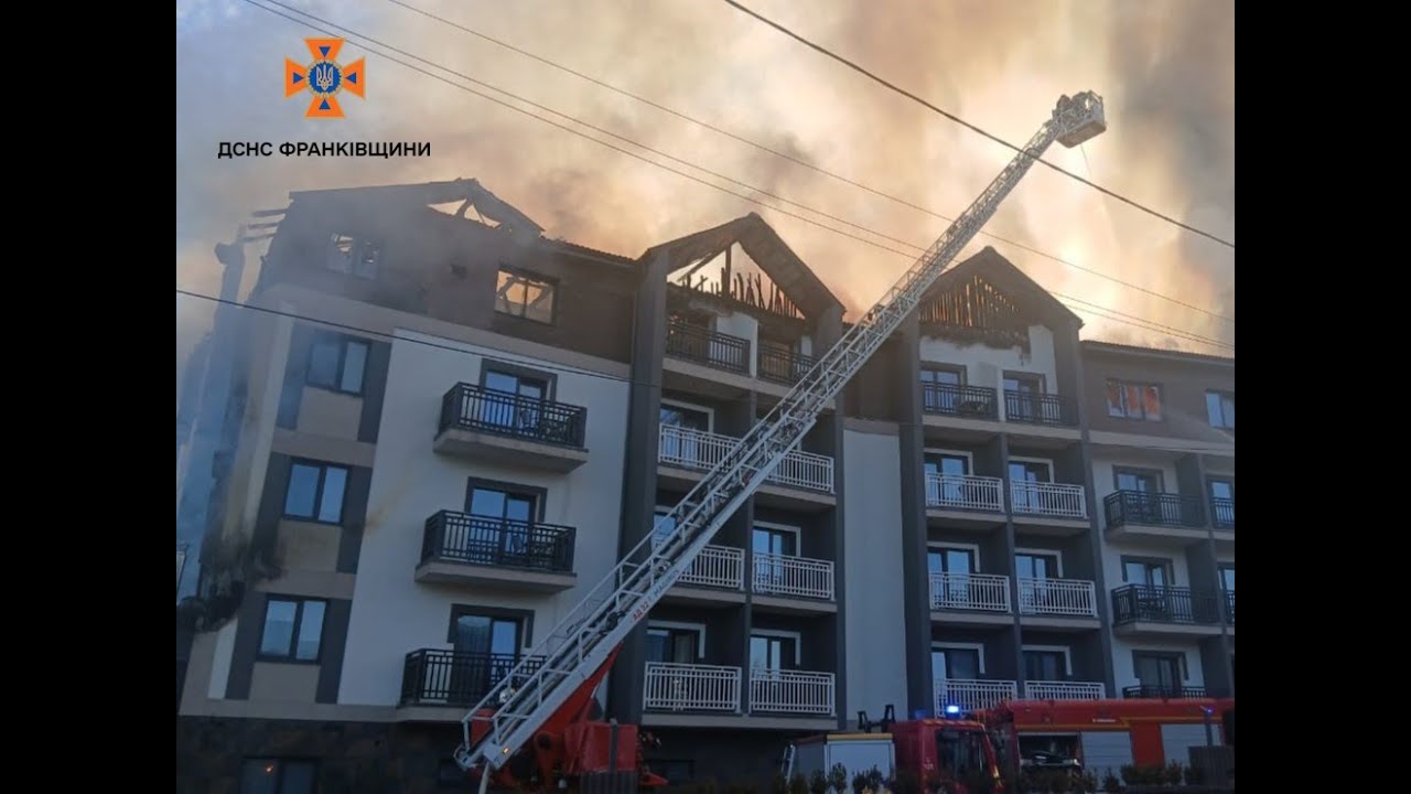 Прикарпаття: рятувальники ліквідовують масштабну пожежу в Поляниці