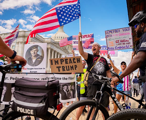 За імпічмент Трампа: Вашингтон охопили масштабні акції протесту