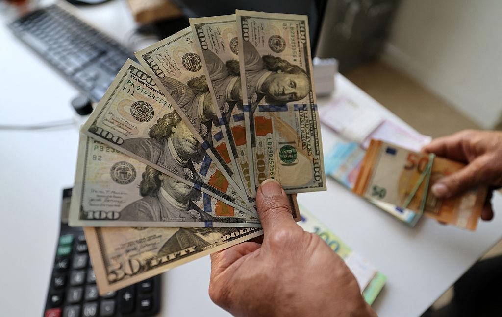 Курс долара злетів до нового рекорду в Україні